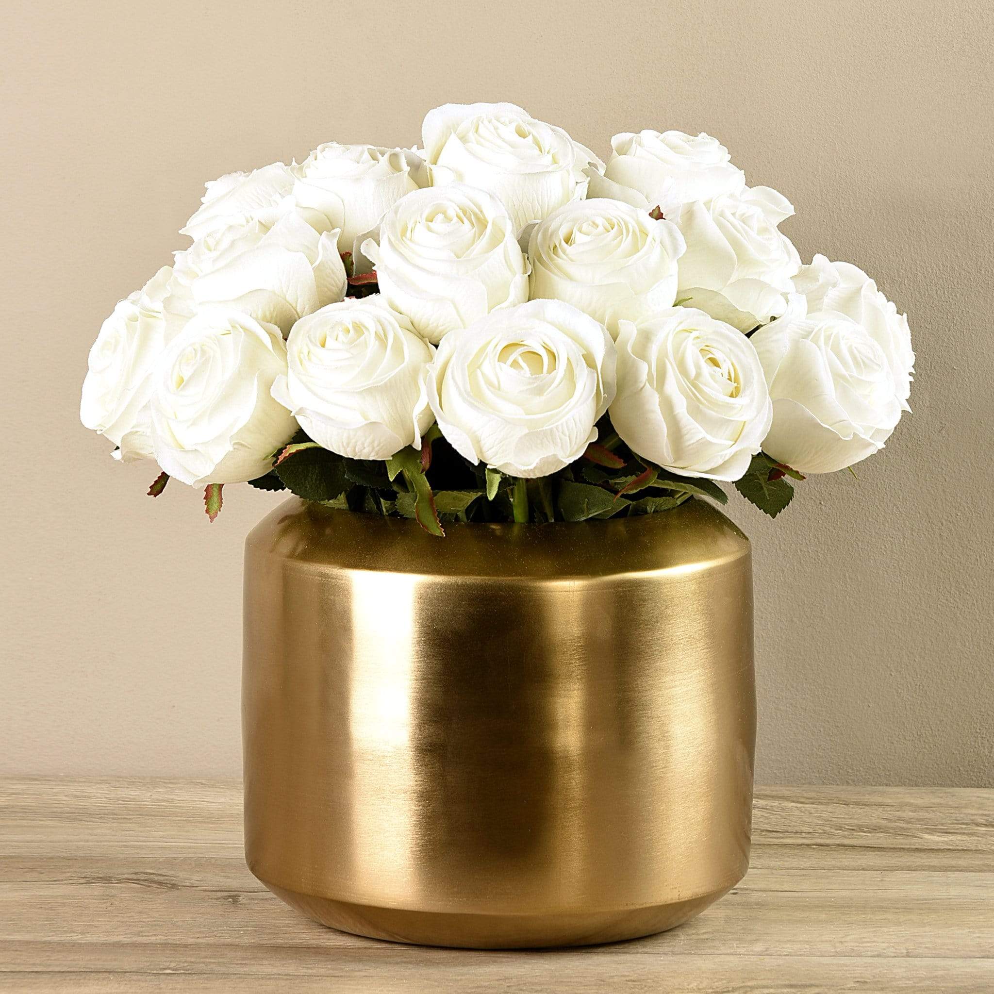 Künstliches Rosenarrangement in goldener Vase – Bloomr